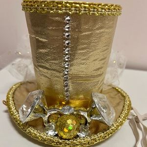 Gold fascinator top hat
